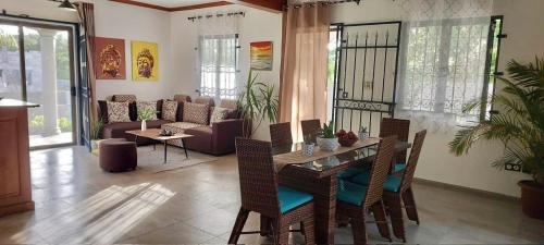 Serenity Villa في بالاكلافا: غرفة معيشة مع طاولة وكراسي وأريكة