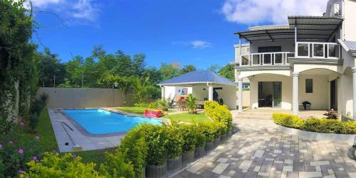 Serenity Villa في بالاكلافا: بيت فيه مسبح في الساحه
