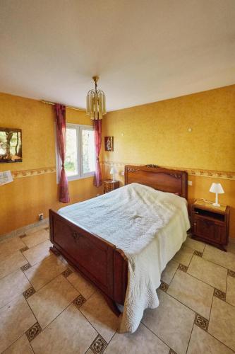 une chambre avec un grand lit dans une pièce dans l'établissement Maison provençale dans un cadre bucolique, à Grignan
