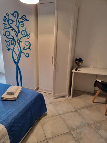 een slaapkamer met een blauwe boom op de muur bij B&B Casa Roel in Sant'Agnello