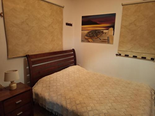 1 dormitorio con 1 cama y una foto en la pared en Koukaki, en Kouka