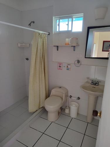 a bathroom with a toilet and a sink at Capi´s Place in San Andrés