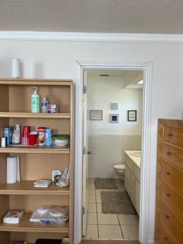 ein Bad mit einem Waschbecken und einem WC in einem Zimmer in der Unterkunft Executive Room in North Fort Myers