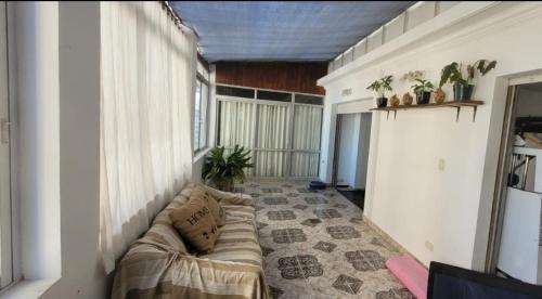 a living room with a couch in a room at Dpto centrico con parrilla integrada in Mar del Plata