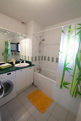 une salle de bain avec un lavabo et une machine à laver dans l'établissement CAN MAYRA, à Perpignan
