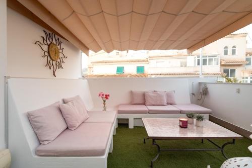 アルテアにあるDuplex Altea17 by Veroのピンクの家具とテーブル付きのバルコニー