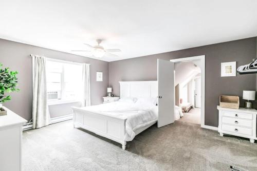 的住宿－Blue Heron Way Family vacation by Sylvan Beach，卧室设有一张白色大床和一扇窗户。