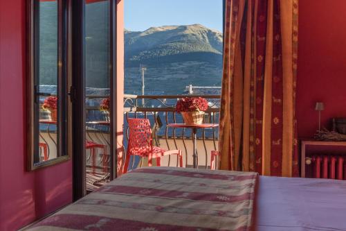 a balcony with a table and a view of a mountain at Hotel Aran La Abuela in Vielha