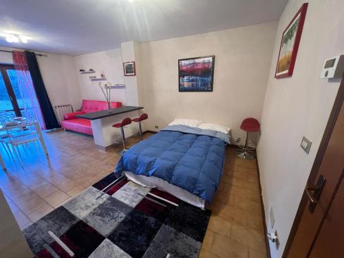 ein Schlafzimmer mit einem Bett, einem Tisch und einem Sofa in der Unterkunft Limone central suite Mountain View in Limone Piemonte