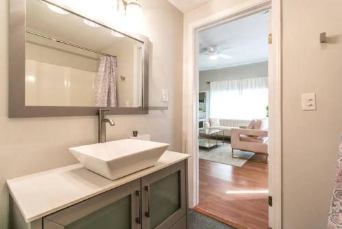 bagno con lavandino bianco e specchio di Luxurious 5 BR Home in the Heart of Sylvan Beach a Blossvale