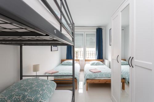 une chambre avec deux lits superposés et une fenêtre dans l'établissement Le blanc mesnil 23 Abbé niort A 1er ETG gauche, au Blanc-Mesnil