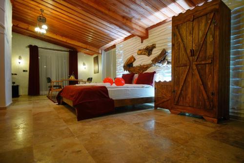 烏奇薩爾的住宿－Moonlight of Cappadocia，一间卧室设有一张大床和一扇木门