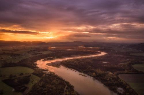 una vista aérea de un río al atardecer en Domki Na Winnicy, 