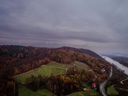 Una vista aérea de Domki Na Winnicy - Winnica Talaska