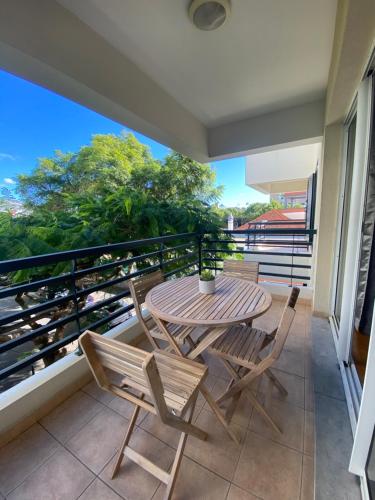 a patio with a table and chairs on a balcony at Apartamento Costa Do Sol V in Funchal