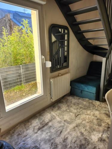 ein kleines Zimmer mit einem Fenster und einem Sofa in der Unterkunft Appartement attique Strasbourg in Straßburg