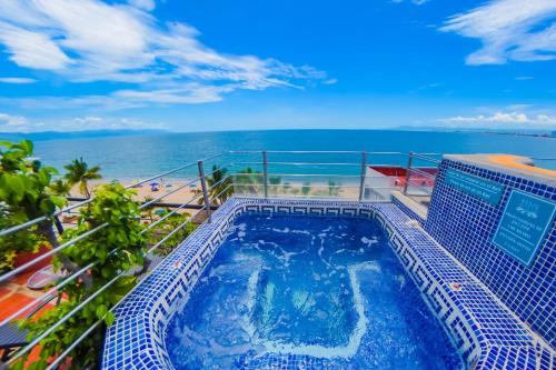 einen Pool auf dem Balkon eines Resorts in der Unterkunft Hotel Suites Nadia Puerto Vallarta in Puerto Vallarta
