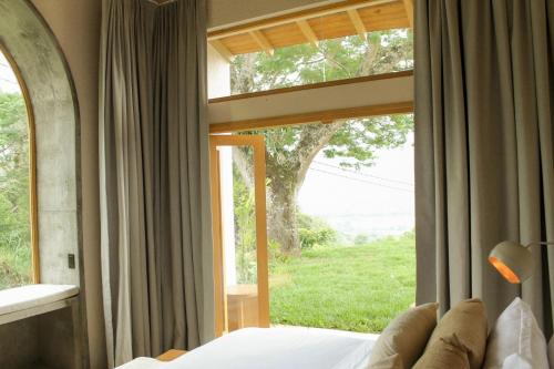 1 dormitorio con cama y ventana grande en Hotel Tahiti en Puente Iglesias