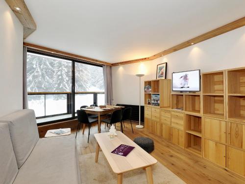 Appartement moderne alpin, balcon, parking, skis aux pieds - 4 à 6 pers. - FR-1-575-108