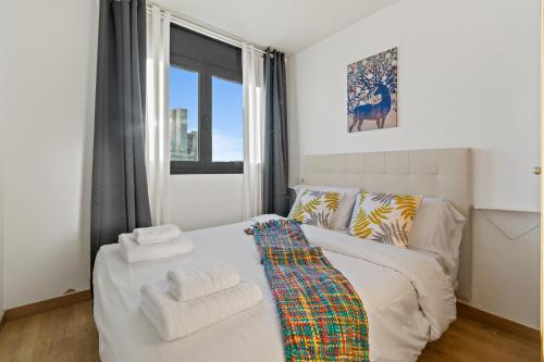 - une chambre avec un lit blanc et une fenêtre dans l'établissement Tendency Apartments 3, à Barcelone