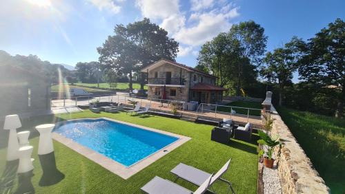 a house with a swimming pool in the yard at CASA RURAL LALLANTA in Pedroso