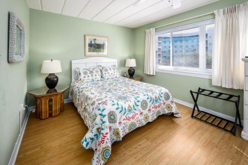 Ліжко або ліжка в номері Seaspray Condos 206C
