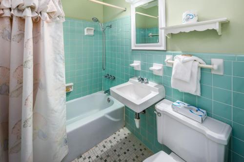 Ванна кімната в Seaspray Condos 206C