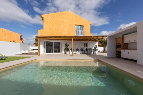 vista esterna di una casa con piscina di Casa Nahia a Corralejo