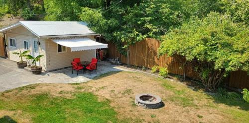 a backyard with a shed and a table and chairs at Riverbend Guest House in Chilliwack