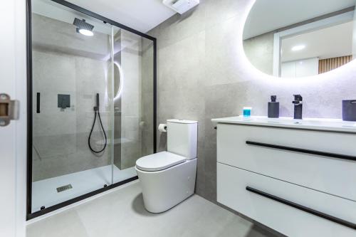 een badkamer met een douche, een toilet en een wastafel bij Loft 11 A in Murcia