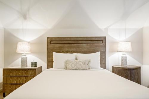 um quarto com uma cama grande e 2 mesas de cabeceira em Majestic Modern Home Quick Access to DT Woodstock em Woodstock