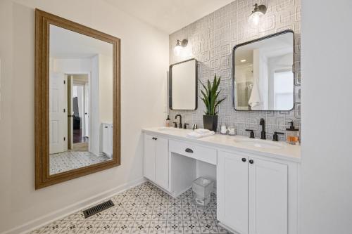 Bathroom sa Majestic Modern Home Quick Access to DT Woodstock