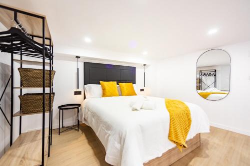 um quarto com uma cama grande e almofadas amarelas em Loft 11 A em Múrcia