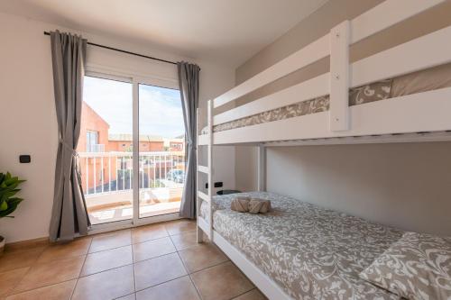 una camera con 2 letti a castello e un balcone di Casa Nahia a Corralejo
