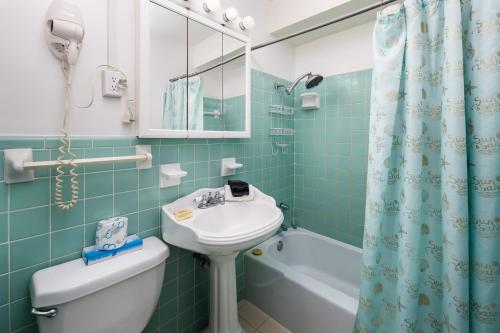 uma casa de banho com um lavatório, um WC e uma banheira em Seaspray Condos 115B em Fort Walton Beach
