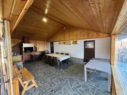 une chambre avec une table et des bancs dans un bâtiment dans l'établissement Pensiunea Solca, à Solca