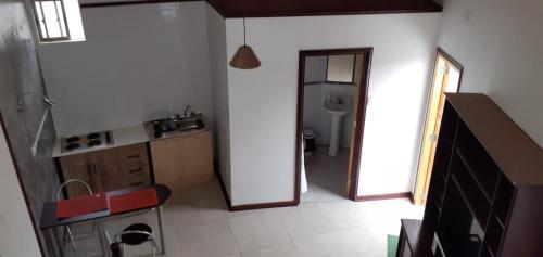a kitchen with a door leading to a bathroom at Departamento Interior independiente in Coquimbo