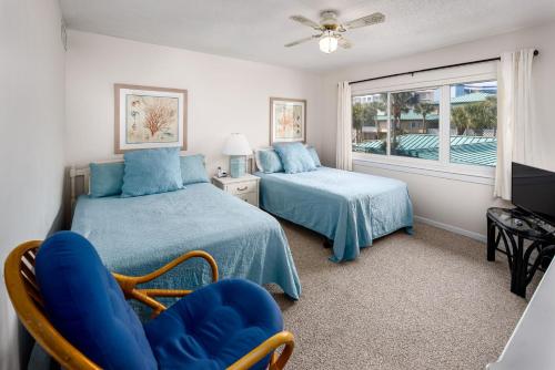 - une chambre avec deux lits, une chaise et une fenêtre dans l'établissement Seaspray Condos 107B, à Fort Walton Beach