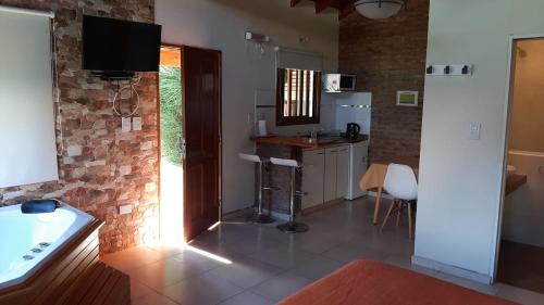 eine Küche mit einem Waschbecken und einer Theke in einem Zimmer in der Unterkunft CABAÑAS LOS ARRAYANES in Chascomús