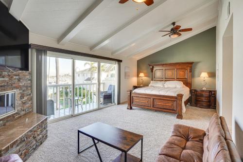 sala de estar con cama y chimenea en Huntington Beach Condo - Walk to the Ocean!, en Huntington Beach