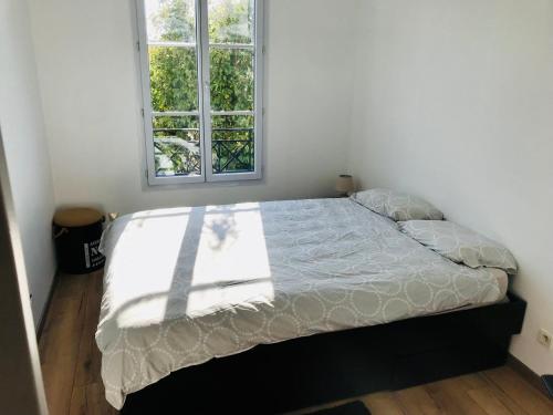 un lit dans une chambre avec une fenêtre dans l'établissement Disney cosy lounge, à Serris