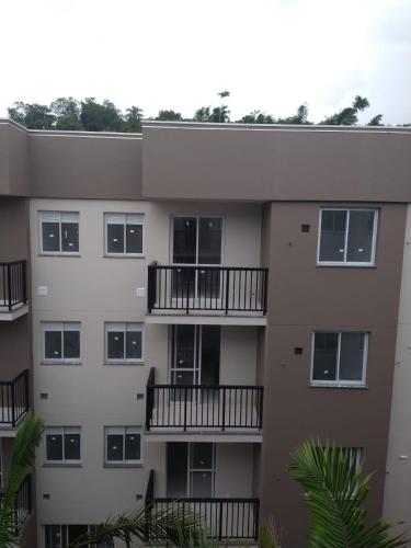 una imagen de un edificio de apartamentos con balcones en Banana Coliving, en Florianópolis