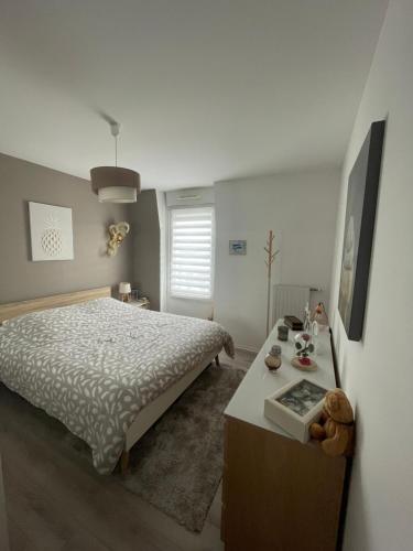 Una cama o camas en una habitación de Chez Nynii’s