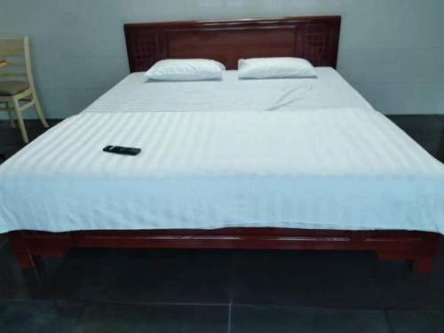 una cama con un celular sentado encima de ella en G7 Hồng Lĩnh, en Van Chàng