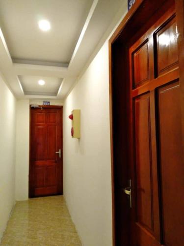 um quarto com uma porta e um corredor com um hallwayngth em G7 Hồng Lĩnh em Van Chàng