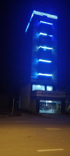 um edifício com luzes azuis à noite em G7 Hồng Lĩnh em Van Chàng