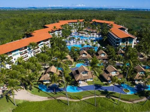 ポルト・デ・ガリーニャスにあるMarulhos Suites Resortのスイミングプール付きのリゾートの空中ビュー