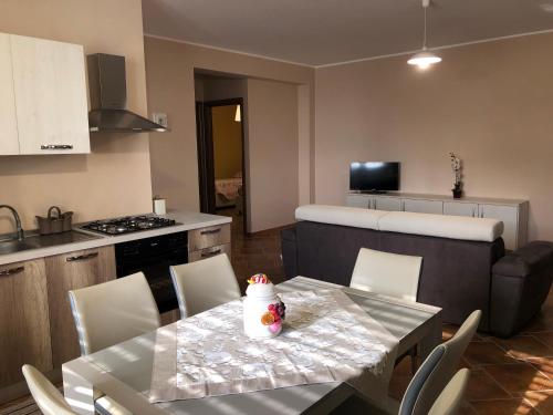 a kitchen and dining room with a table and chairs at Casa vacanze Mongibello in Milo