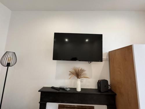 Le Cocon - 3p - Centre Cosyにあるテレビまたはエンターテインメントセンター