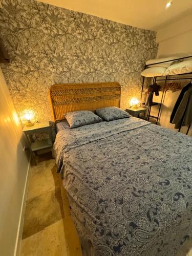 - une chambre avec un lit et une couette bleue dans l'établissement Magnifique appartement au centre-ville de Nice, à Nice